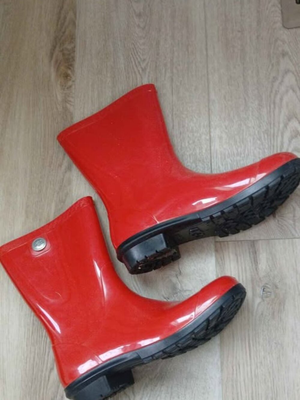 Ugg size 9 red rain boots